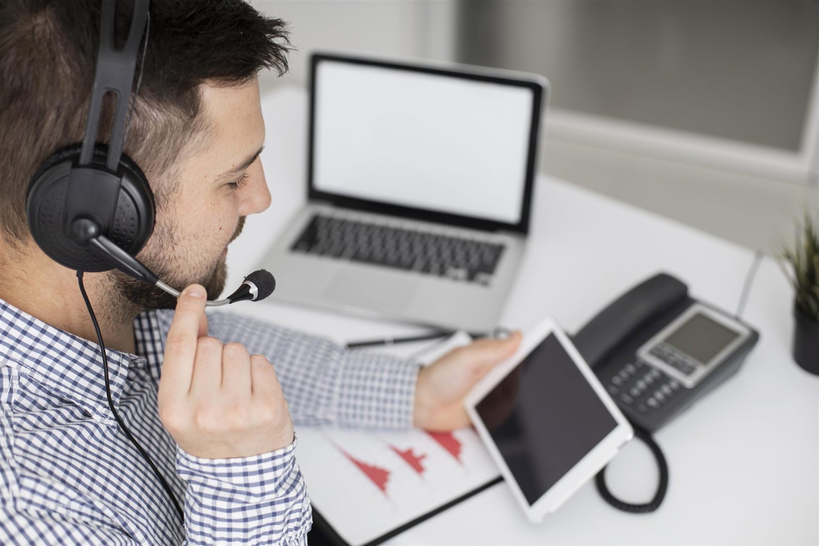 Hombre de negocios hablando por telefono movil